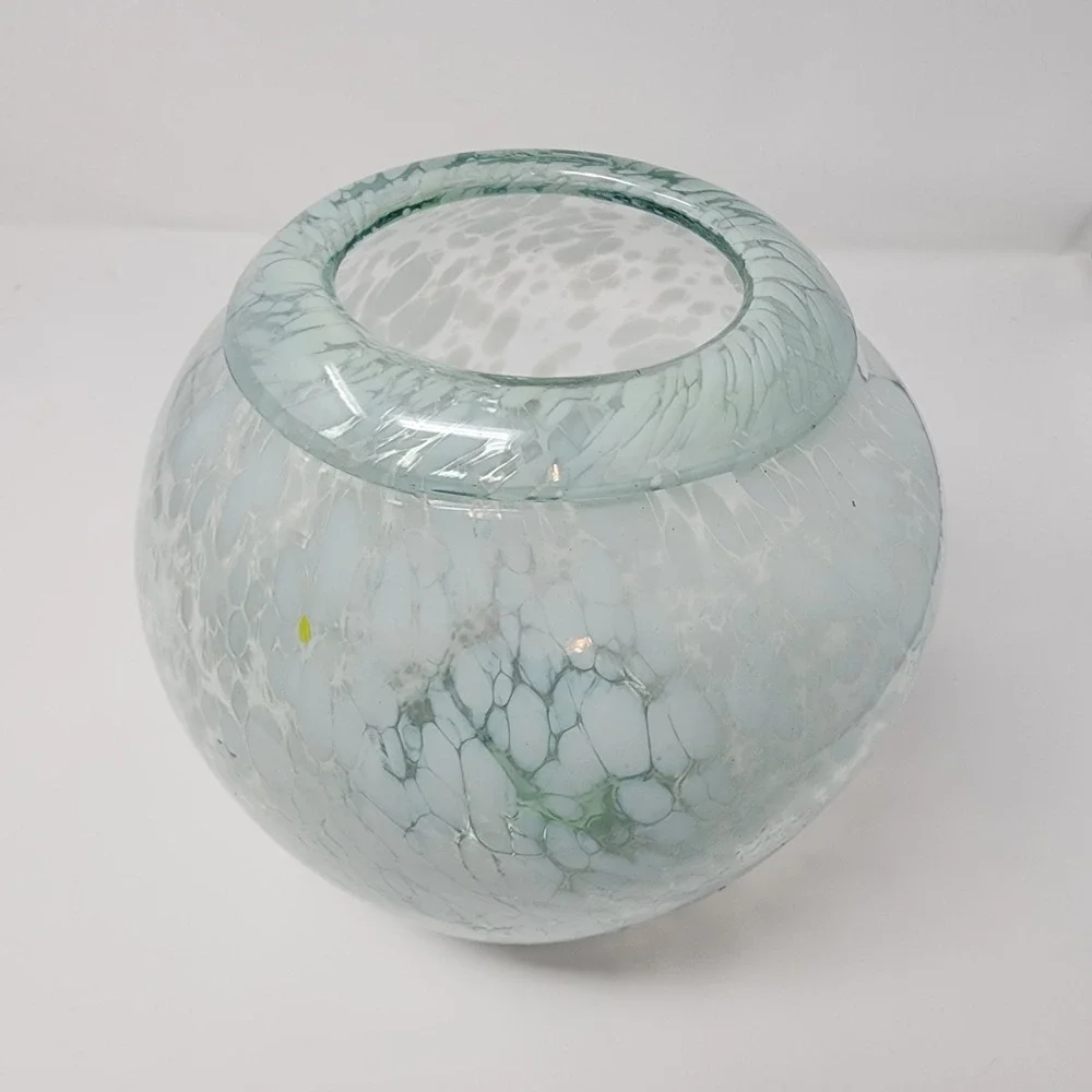 Unbranded glass confetti